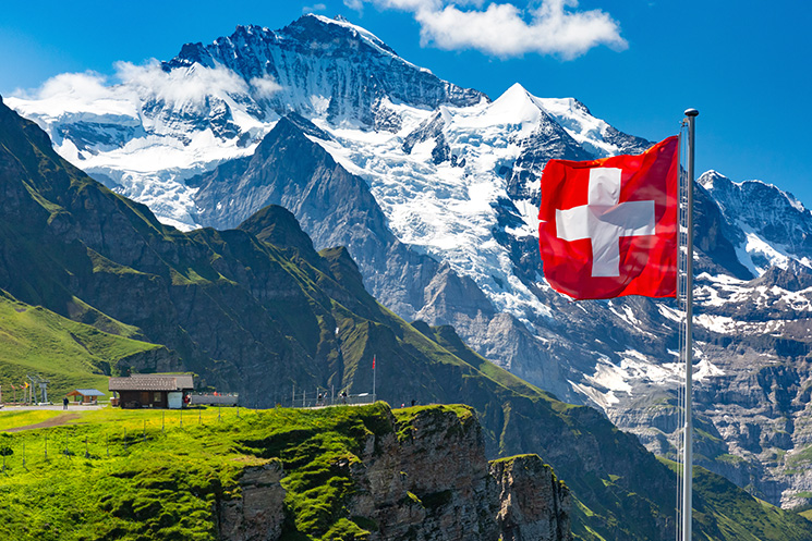 Panorama Berge und Schweizer Fahne