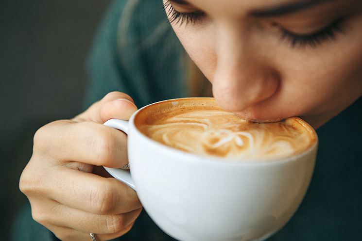 Frau mit Kaffe beim Trinken